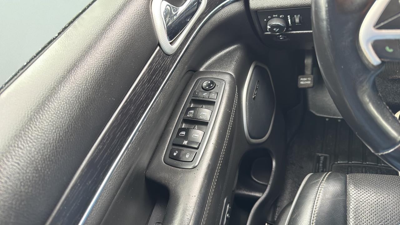2021 Jeep Grand Cherokee 5.7L V8 Hemi, Leather, Heated & Cooled Seats Photo