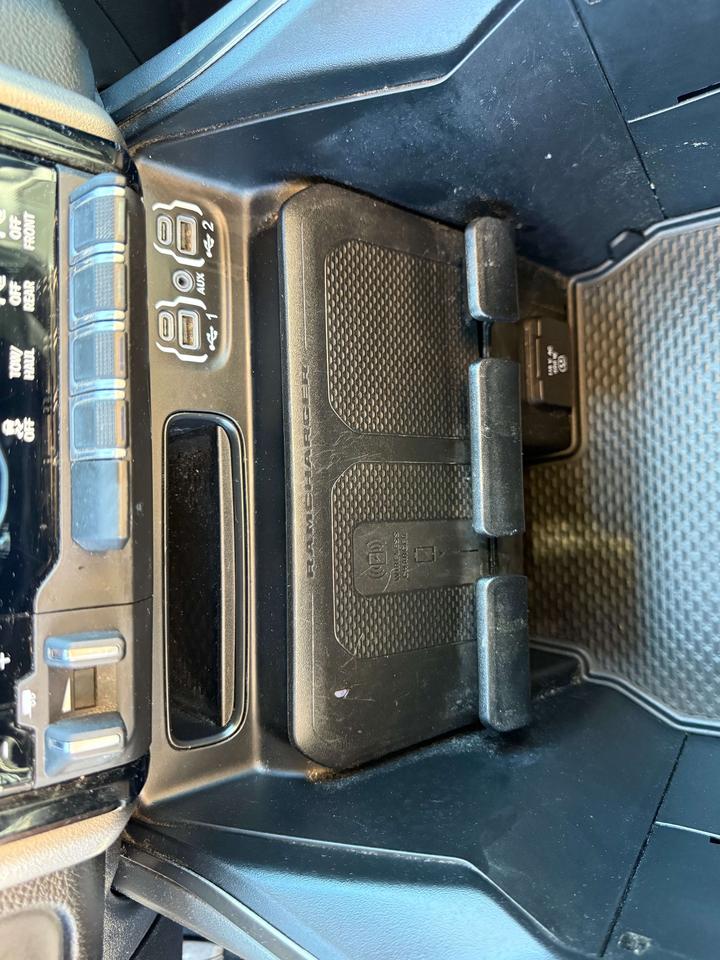 2023 RAM 1500 Sport - tow pkg - pano sunroof Photo
