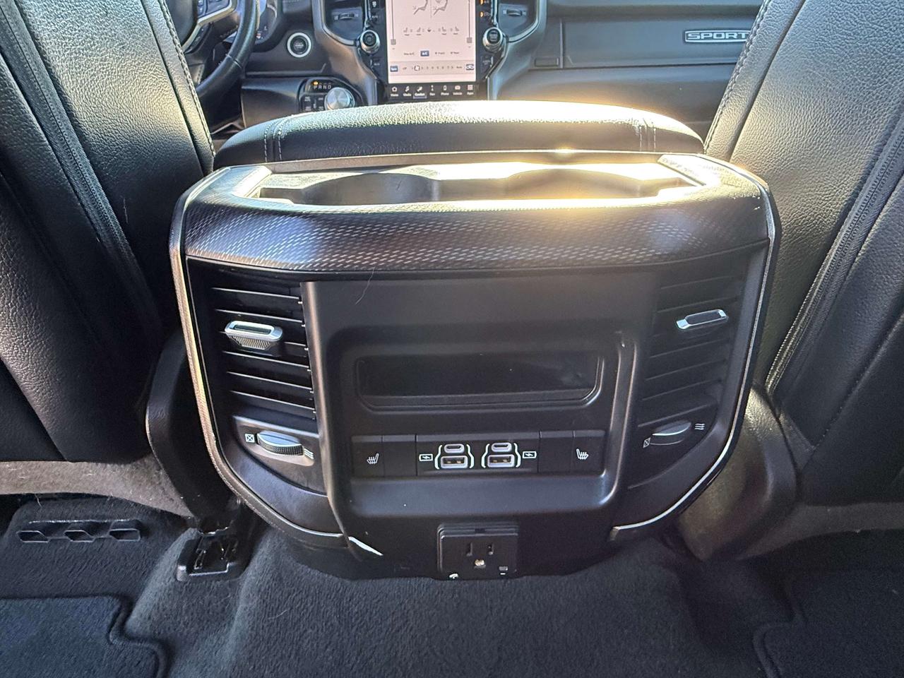 2023 RAM 1500 Sport - tow pkg - pano sunroof Photo