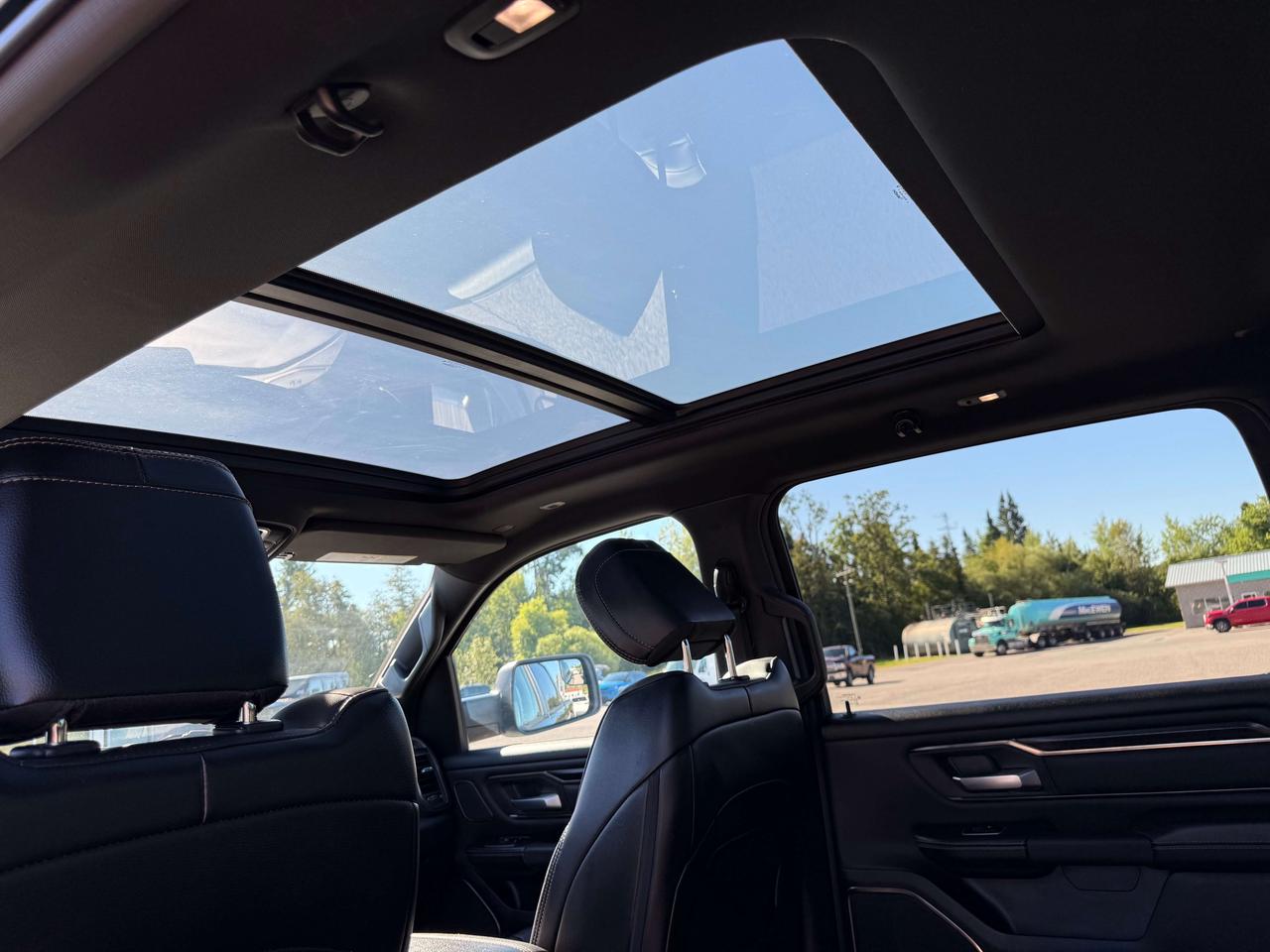 2023 RAM 1500 Sport - tow pkg - pano sunroof Photo