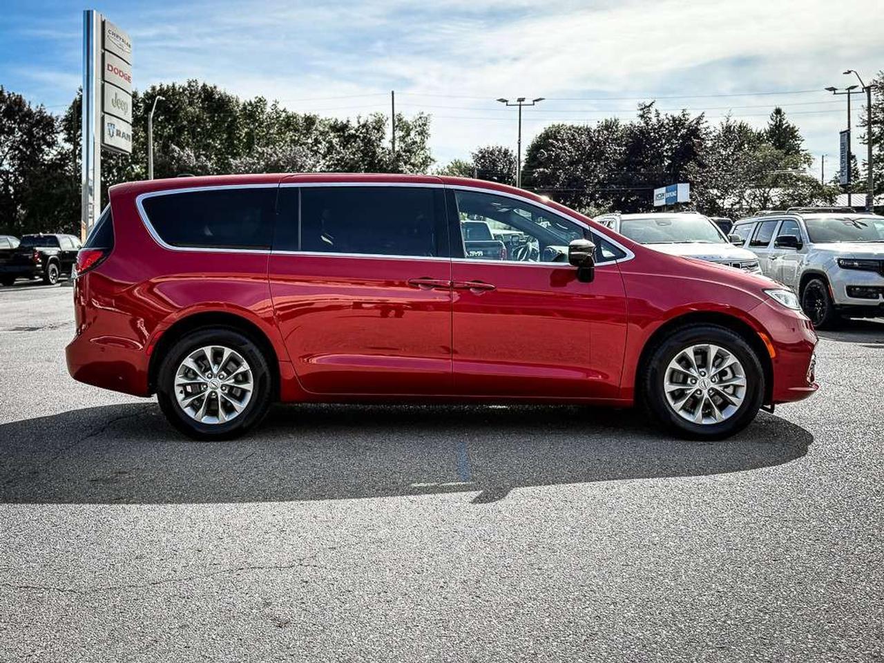 2025 Chrysler Pacifica Select   DUAL VIDEO SCREENS   PWR DOORS   360 CAM   ALPINE AUDIO Photo