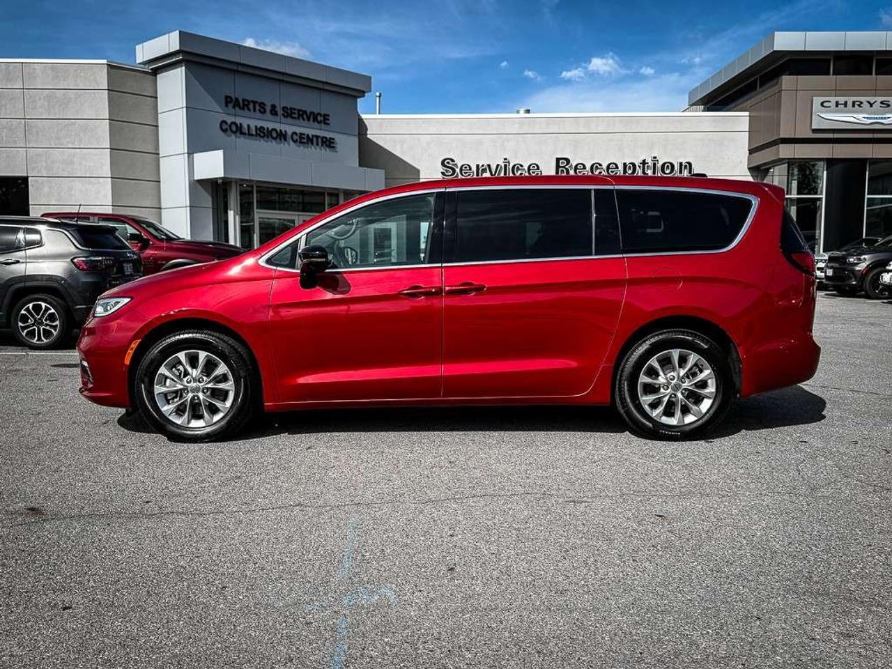 2025 Chrysler Pacifica Select   DUAL VIDEO SCREENS   PWR DOORS   360 CAM   ALPINE AUDIO Photo