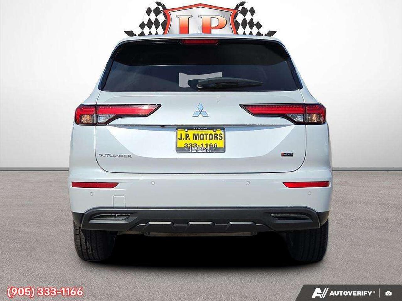 2024 Mitsubishi Outlander ES Apple CarPlay & Android Auto • Third-Row Seating • Heated Front Seats • Rear Parking Sensors • Lane Assist • SiriusXM® Photo