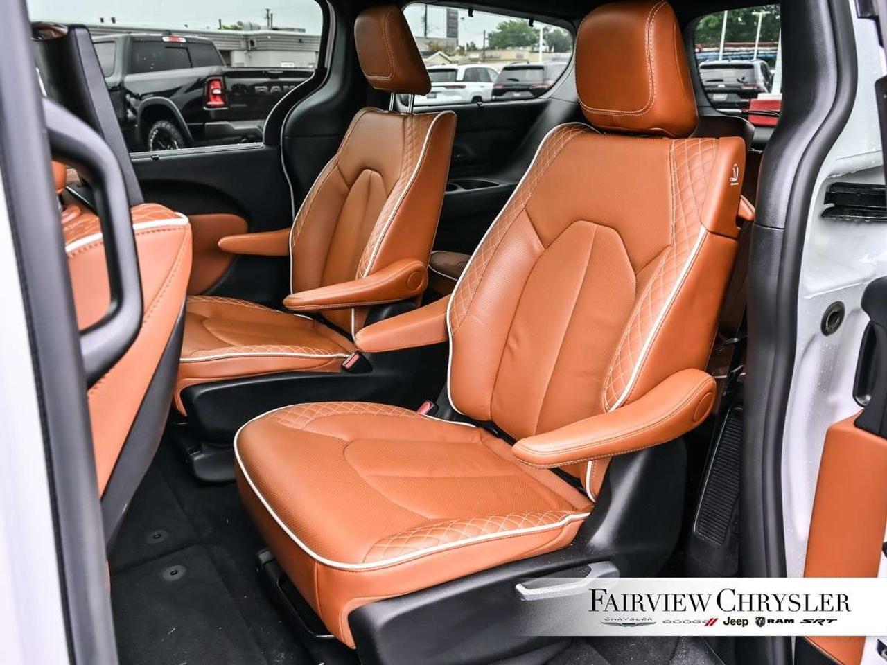 2024 Chrysler Pacifica Pinnacle AWD AWD   PANO ROOF   BROWN LEATHER   REAR SCREENS   BLIND SPOT Photo