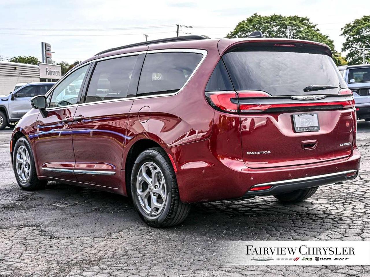 2023 Chrysler Pacifica Limited FWD PANO ROOF   360 CAMERA   CARPLAY   PWR SLIDING DOORS   BLIND SPOT DETECTION Photo