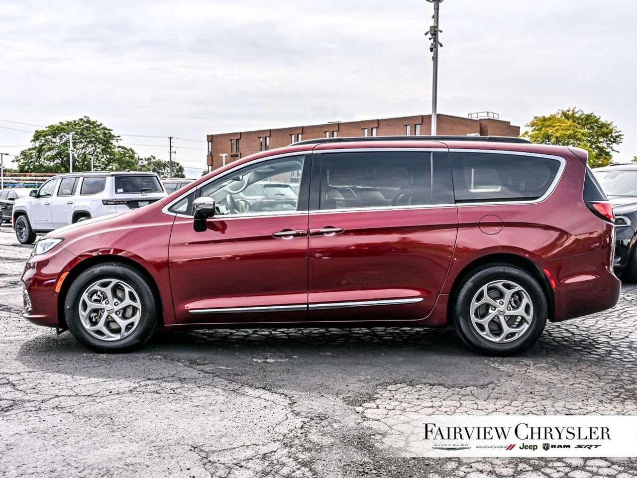 2023 Chrysler Pacifica Limited FWD PANO ROOF   360 CAMERA   CARPLAY   PWR SLIDING DOORS   BLIND SPOT DETECTION Photo