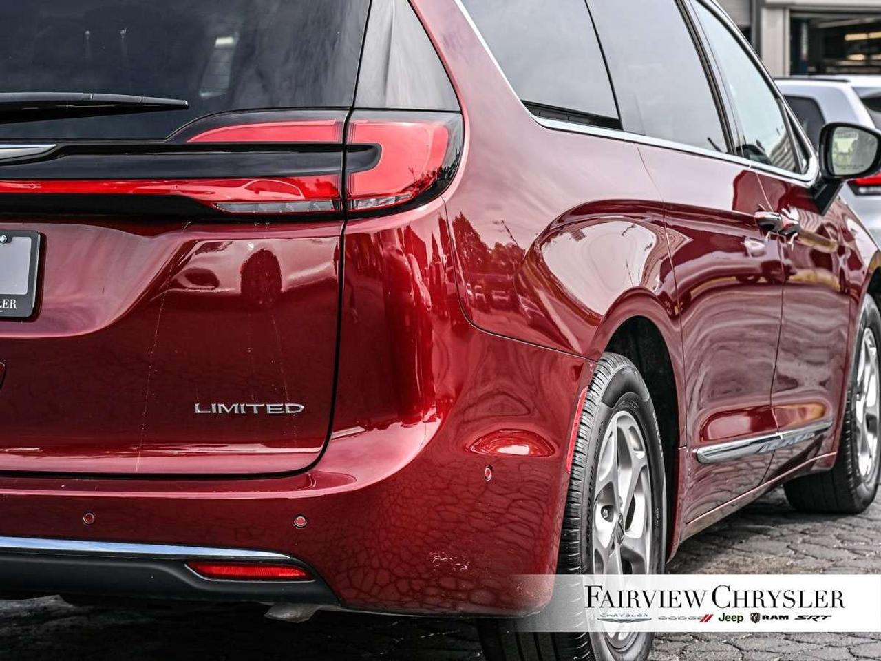2023 Chrysler Pacifica Limited FWD PANO ROOF   360 CAMERA   CARPLAY   PWR SLIDING DOORS   BLIND SPOT DETECTION Photo
