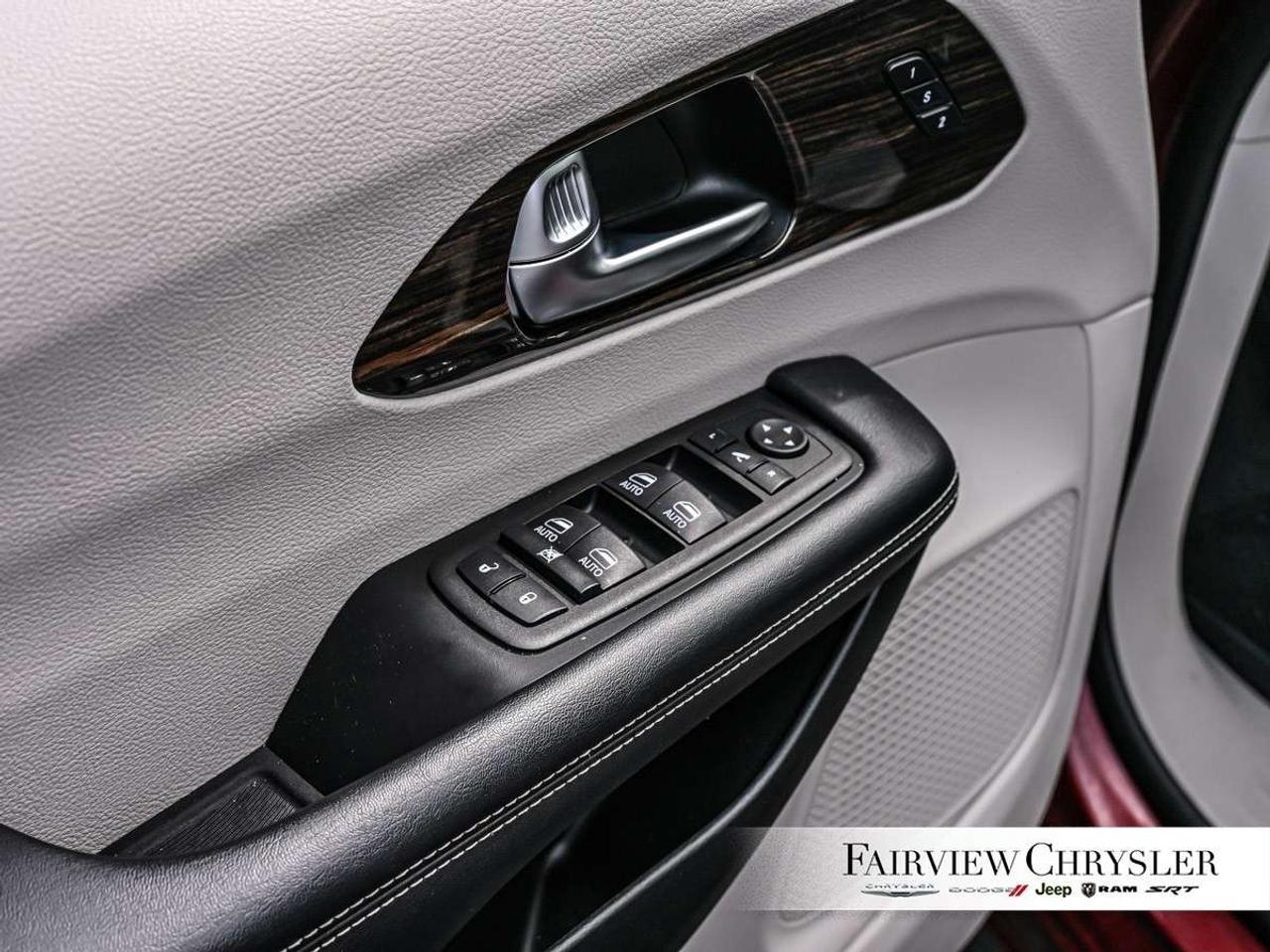 2023 Chrysler Pacifica Limited FWD PANO ROOF   360 CAMERA   CARPLAY   PWR SLIDING DOORS   BLIND SPOT DETECTION Photo