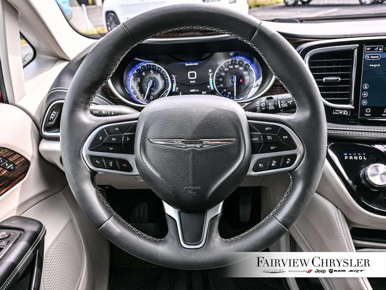 2023 Chrysler Pacifica Limited FWD PANO ROOF   360 CAMERA   CARPLAY   PWR SLIDING DOORS   BLIND SPOT DETECTION Photo