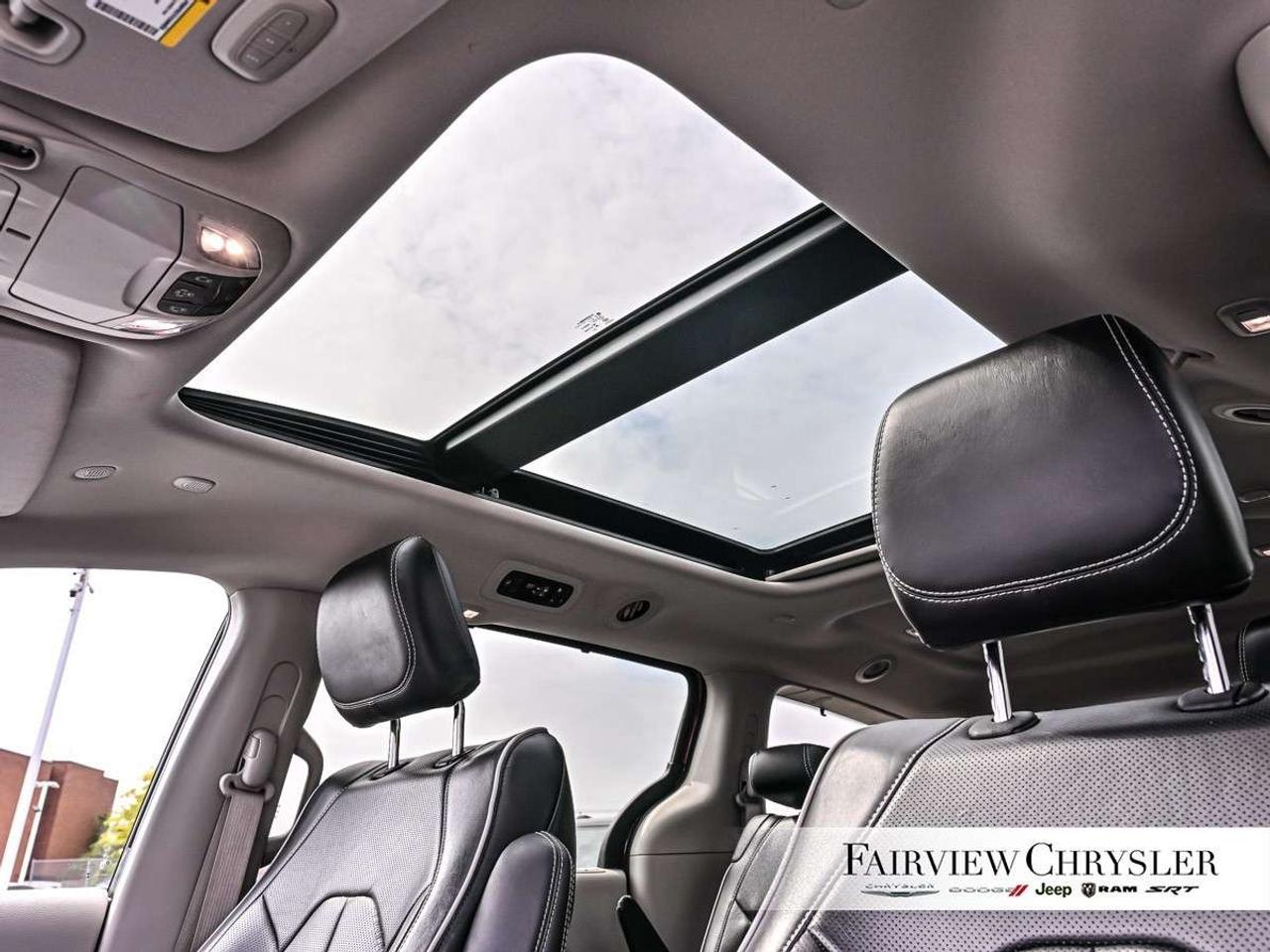 2023 Chrysler Pacifica Limited FWD PANO ROOF   360 CAMERA   CARPLAY   PWR SLIDING DOORS   BLIND SPOT DETECTION Photo