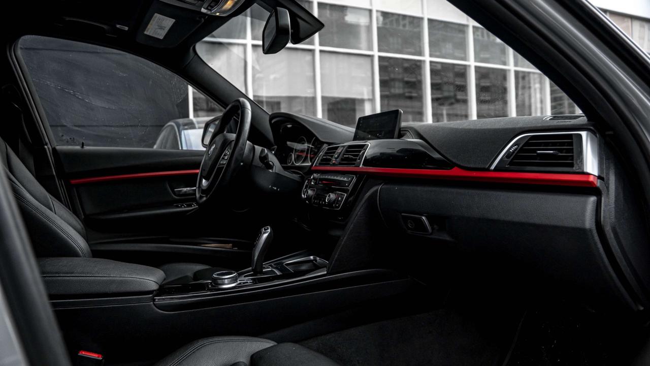 2018 BMW 3 Series 330i xDrive Sedan Photo