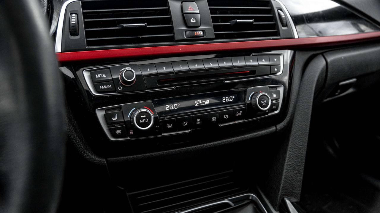 2018 BMW 3 Series 330i xDrive Sedan Photo