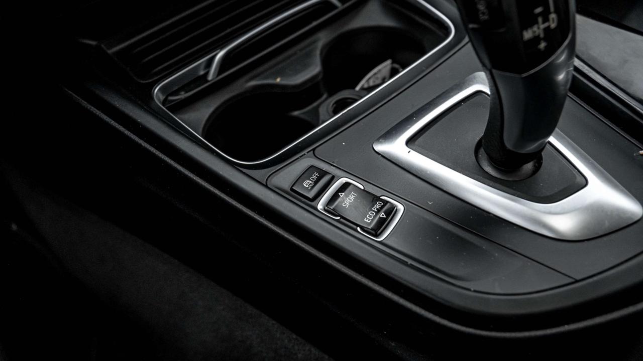 2018 BMW 3 Series 330i xDrive Sedan Photo