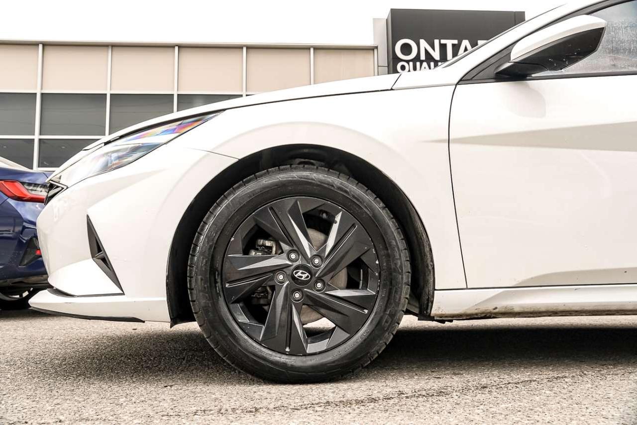 2022 Hyundai Elantra Preferred IVT Photo3
