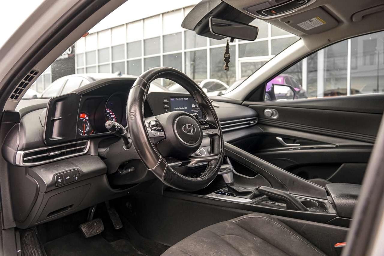 2022 Hyundai Elantra Preferred IVT Photo