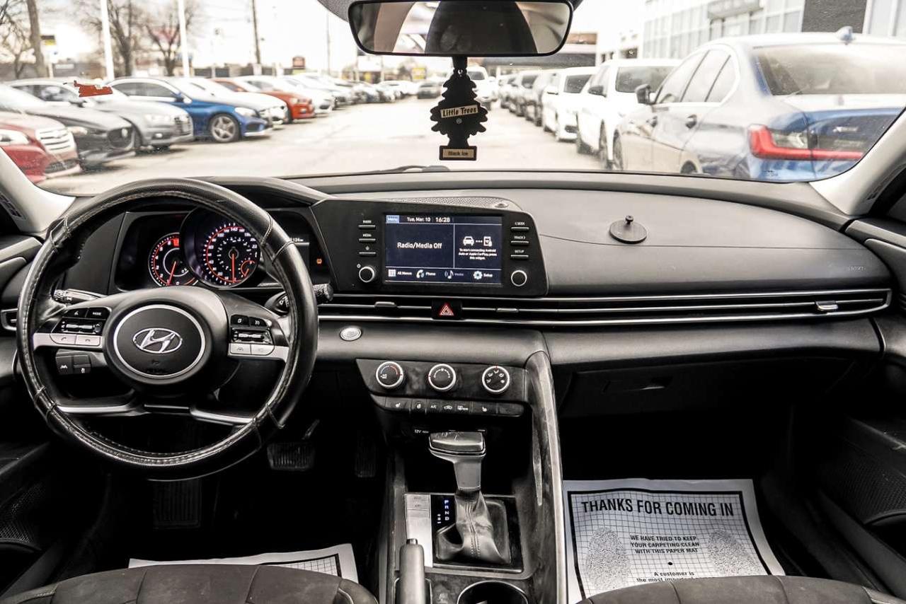 2022 Hyundai Elantra Preferred IVT Photo