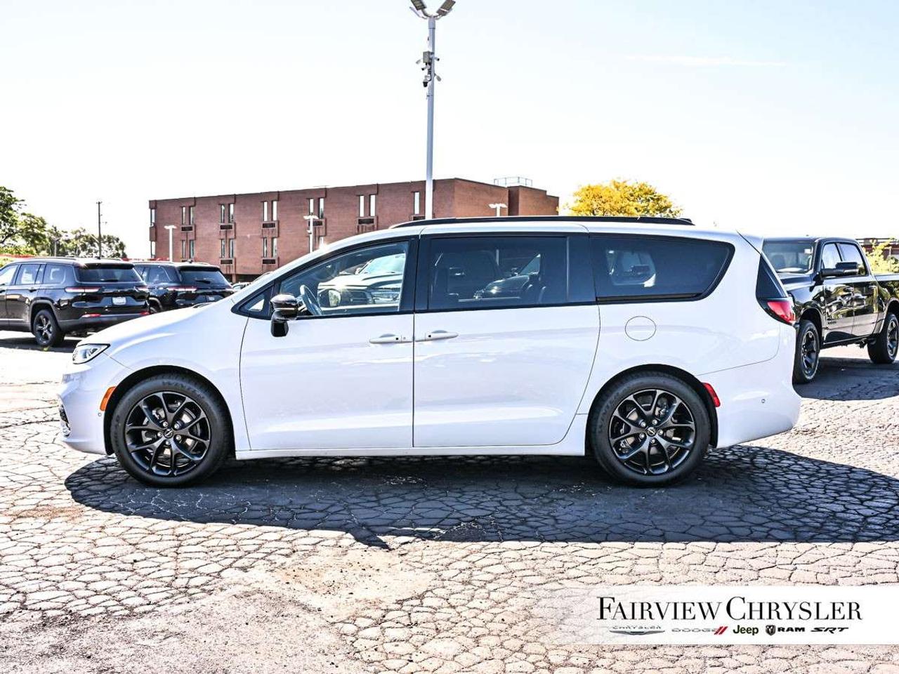 2024 Chrysler Pacifica Limited FWD PANO ROOF   DUAL SCREENS   S PKG   360 CAMERA   CARPLAY   HARMAN/KARDON Photo