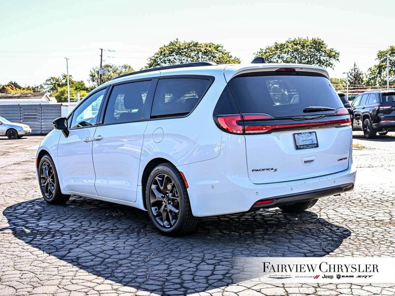 2024 Chrysler Pacifica Limited FWD PANO ROOF   DUAL SCREENS   S PKG   360 CAMERA   CARPLAY   HARMAN/KARDON Photo