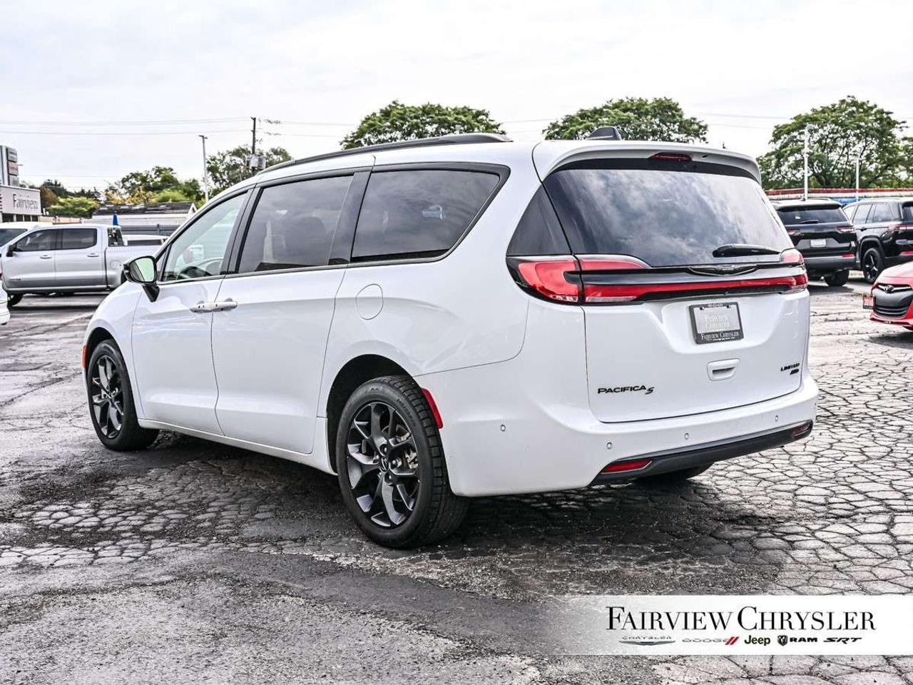 2023 Chrysler Pacifica Limited AWD AWD   PANO ROOF   LEATHER   360 CAMERA   DUAL SCREENS   CARPLAY   S PKG Photo