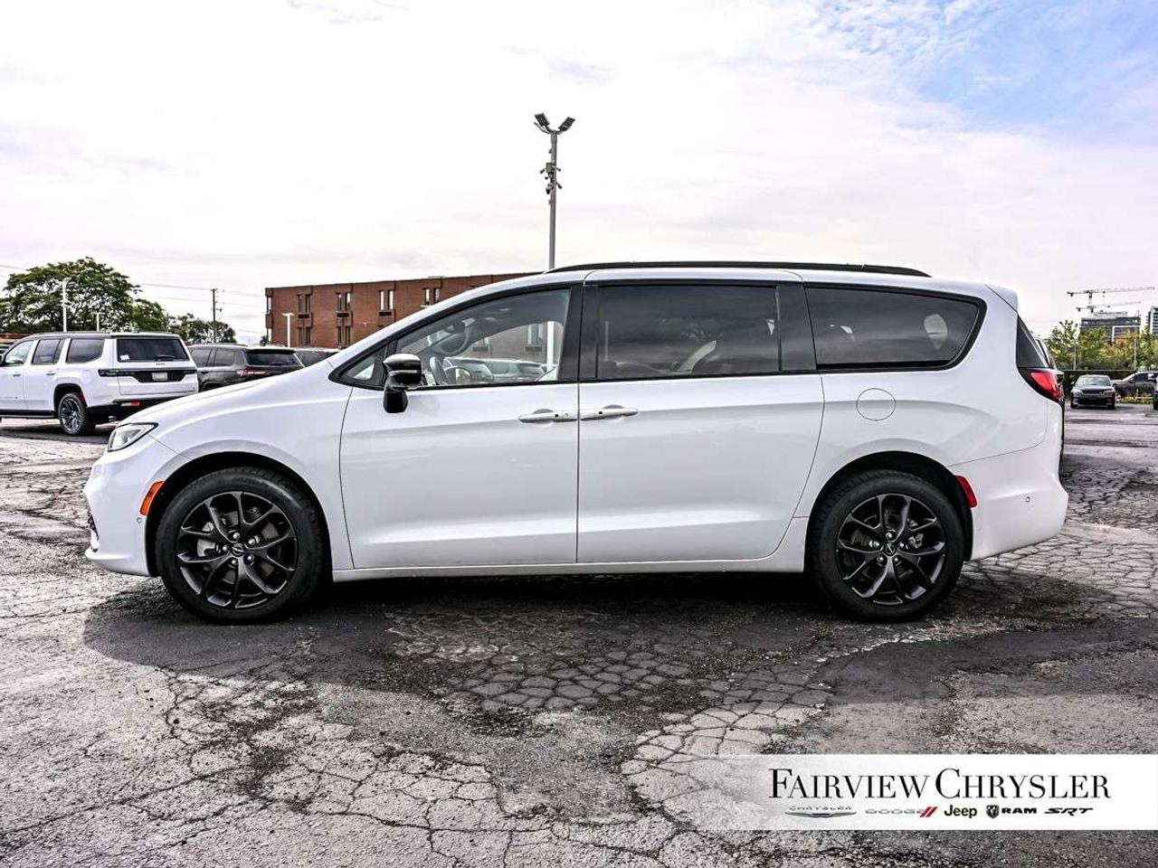 2023 Chrysler Pacifica Limited AWD AWD   PANO ROOF   LEATHER   360 CAMERA   DUAL SCREENS   CARPLAY   S PKG Photo