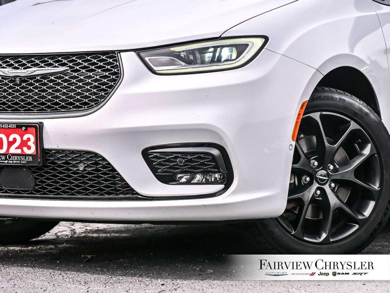 2023 Chrysler Pacifica Limited AWD AWD   PANO ROOF   LEATHER   360 CAMERA   DUAL SCREENS   CARPLAY   S PKG Photo