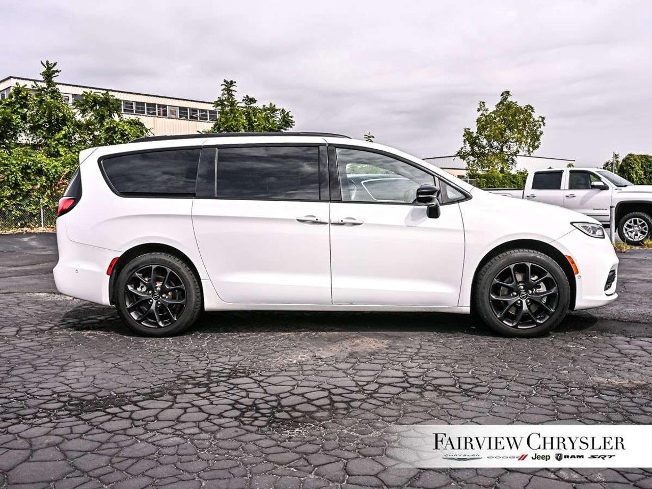 2023 Chrysler Pacifica Limited AWD AWD   PANO ROOF   LEATHER   360 CAMERA   DUAL SCREENS   CARPLAY   S PKG Photo
