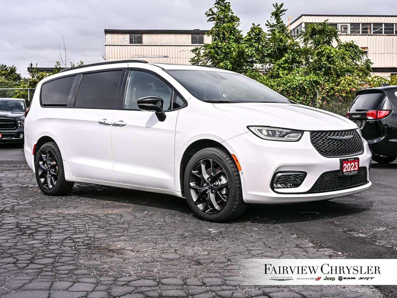 2023 Chrysler Pacifica Limited AWD AWD   PANO ROOF   LEATHER   360 CAMERA   DUAL SCREENS   CARPLAY   S PKG Photo