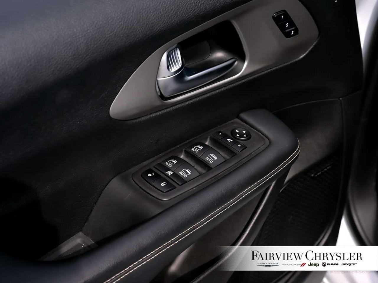 2023 Chrysler Pacifica Limited AWD AWD   PANO ROOF   LEATHER   360 CAMERA   DUAL SCREENS   CARPLAY   S PKG Photo