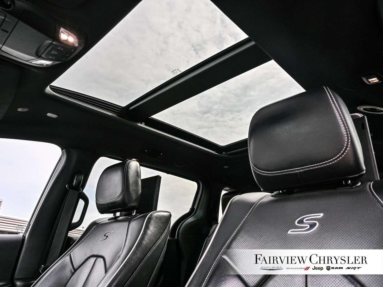 2023 Chrysler Pacifica Limited AWD AWD   PANO ROOF   LEATHER   360 CAMERA   DUAL SCREENS   CARPLAY   S PKG Photo