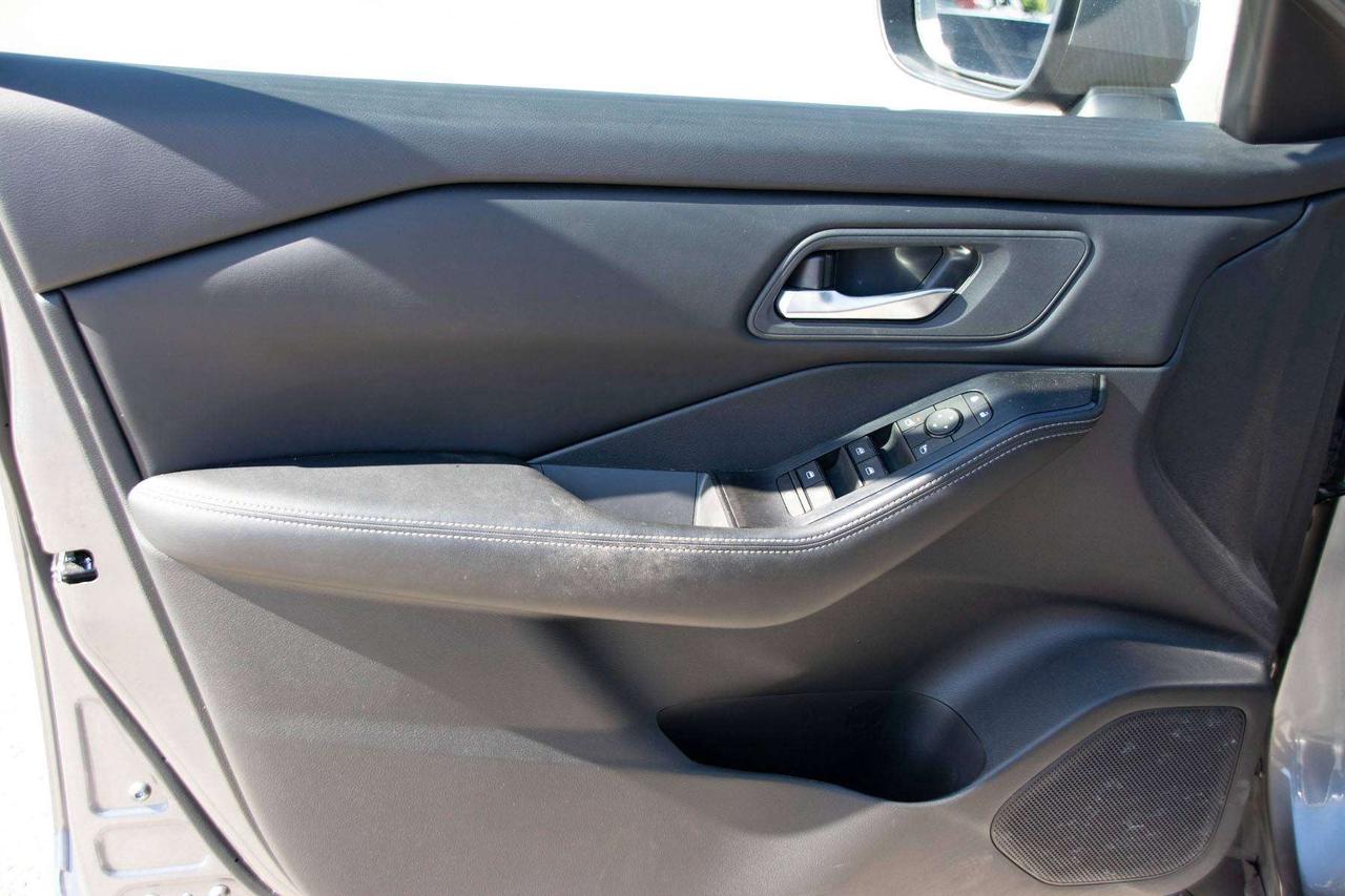 2024 Nissan Rogue SV Photo