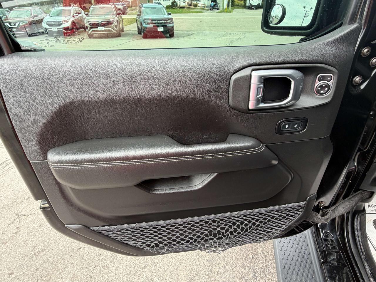 2023 Jeep Wrangler SAHARA/4X4/LEATHER/BACK UP CAM/CALL PICTON Photo