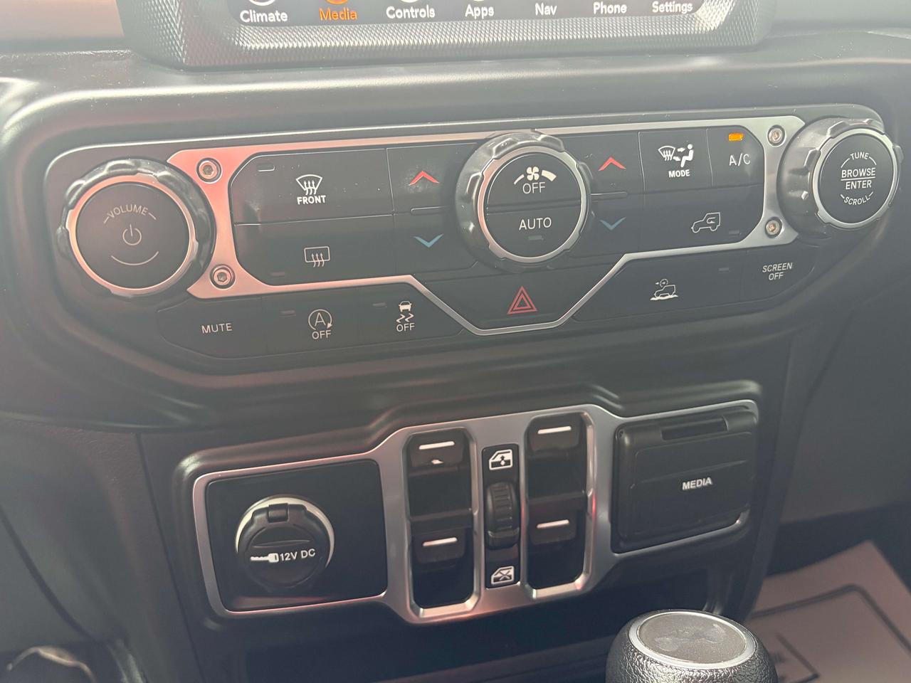 2023 Jeep Wrangler SAHARA/4X4/LEATHER/BACK UP CAM/CALL PICTON Photo