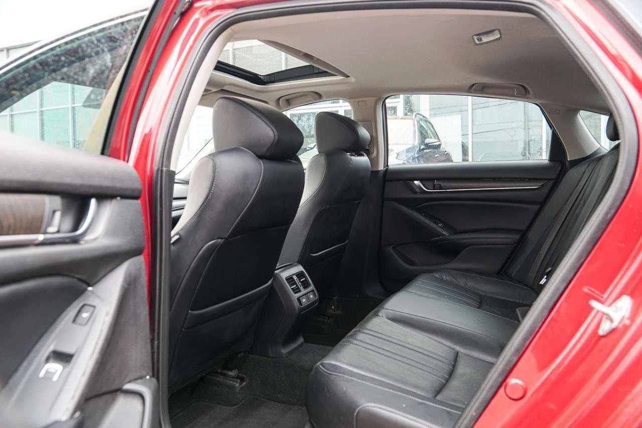 2018 Honda Accord Touring CVT Photo