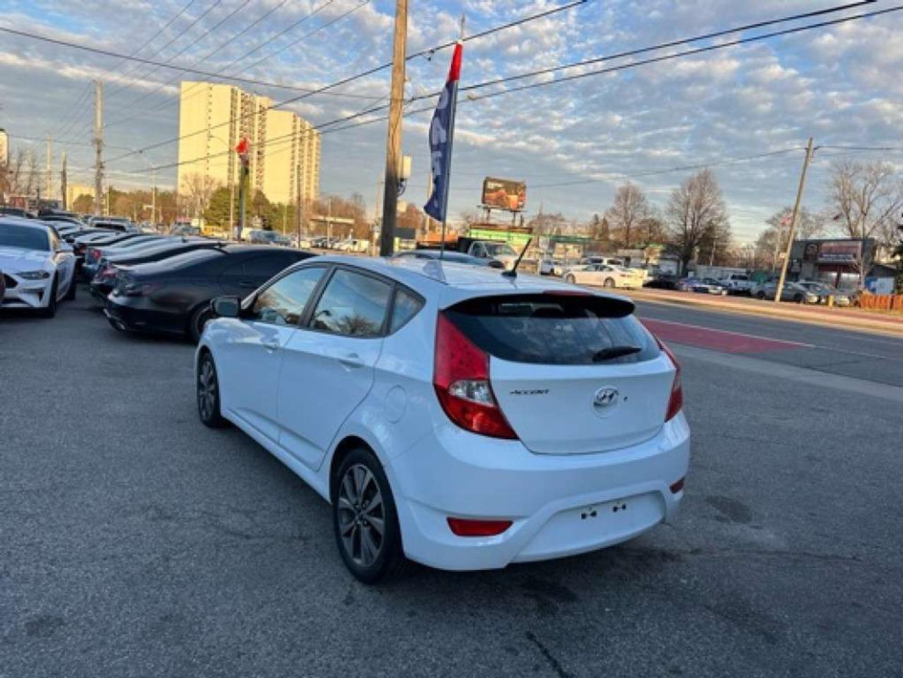 2016 Hyundai Accent 5DR HB Photo2