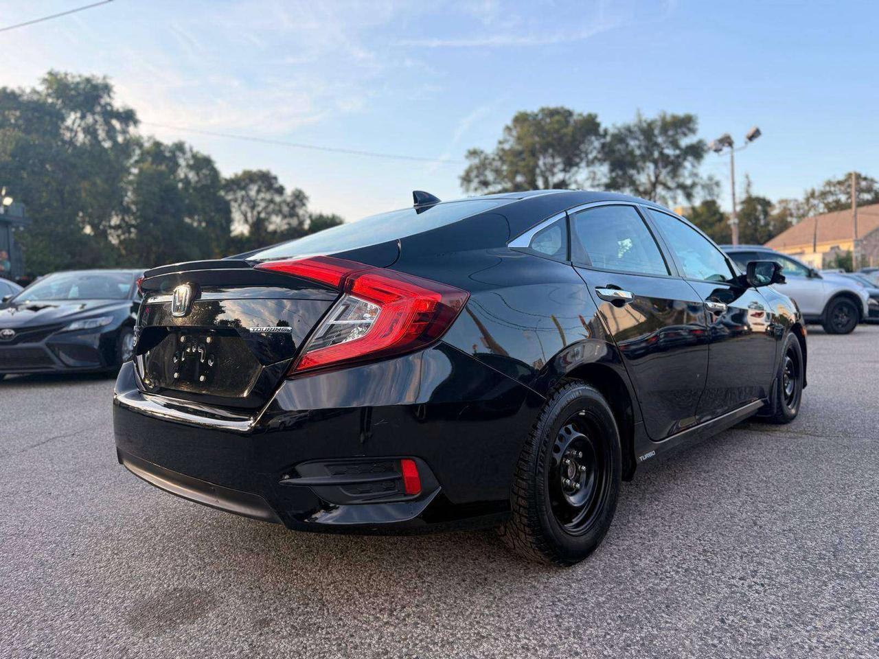 2017 Honda Civic 4dr CVT Touring Photo