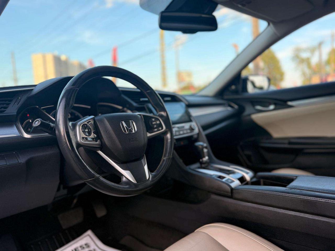 2017 Honda Civic 4dr CVT Touring Photo