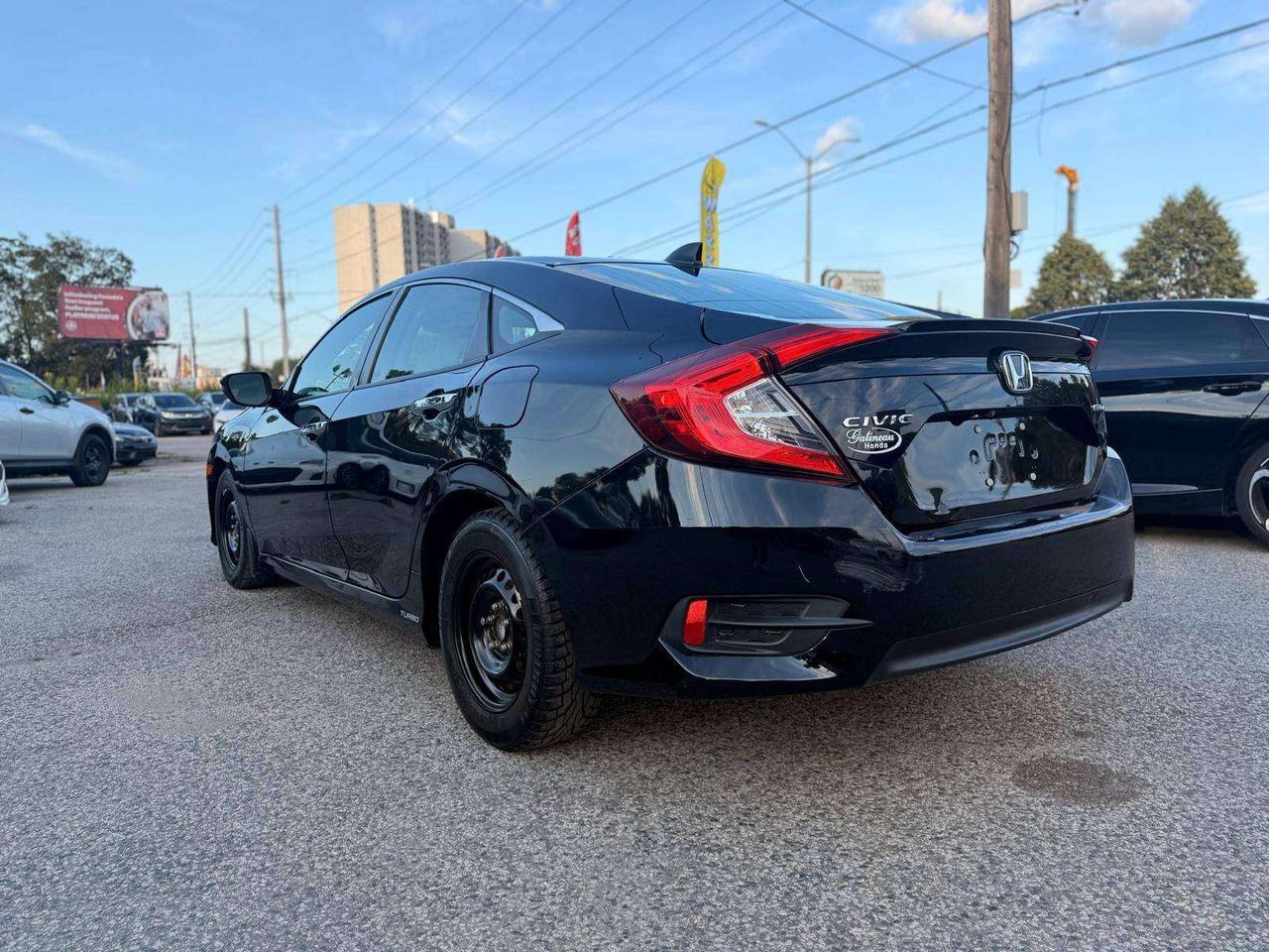 2017 Honda Civic 4dr CVT Touring Photo