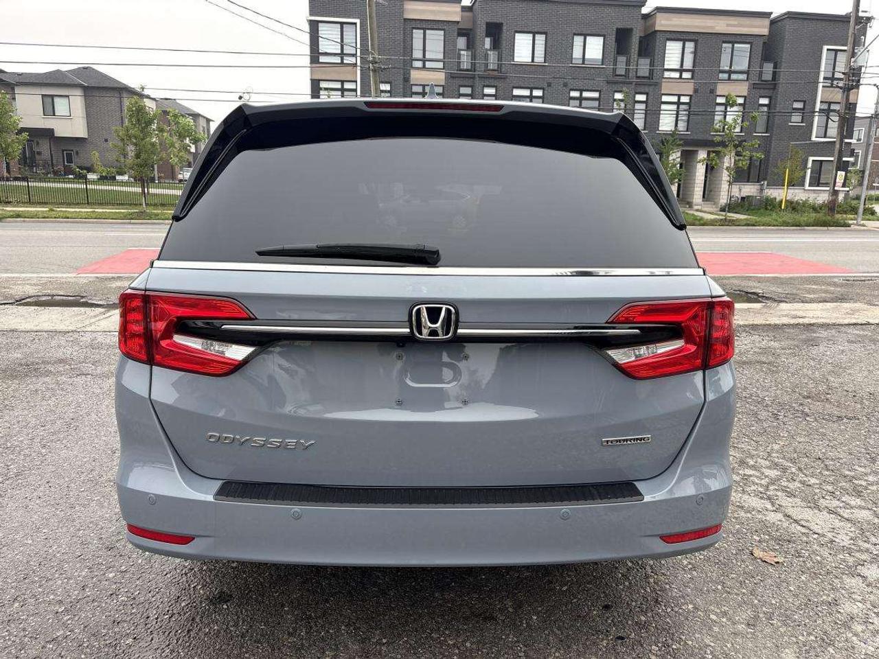 2024 Honda Odyssey Touring Photo2