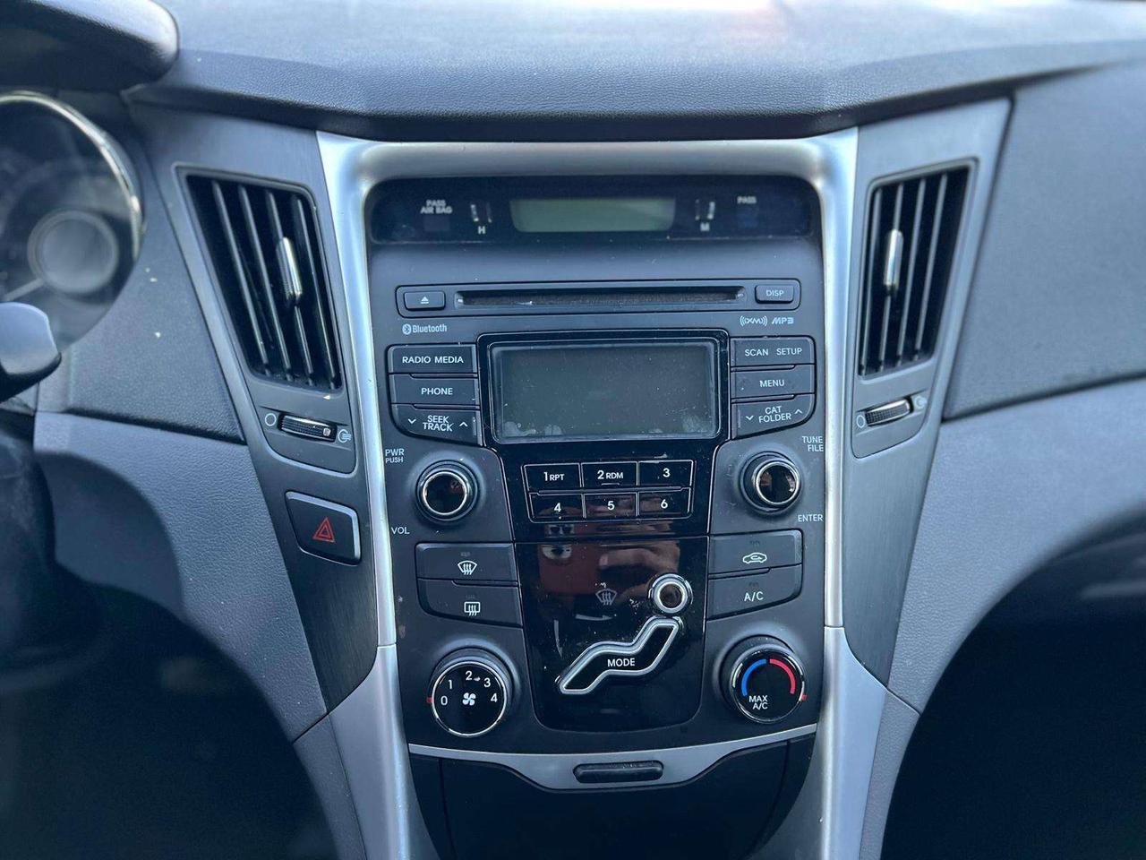 2013 Hyundai Sonata 4dr Sdn 2.4L Auto GL NEW ENGINE Photo