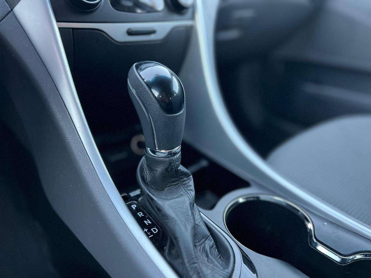 2013 Hyundai Sonata 4dr Sdn 2.4L Auto GL NEW ENGINE Photo