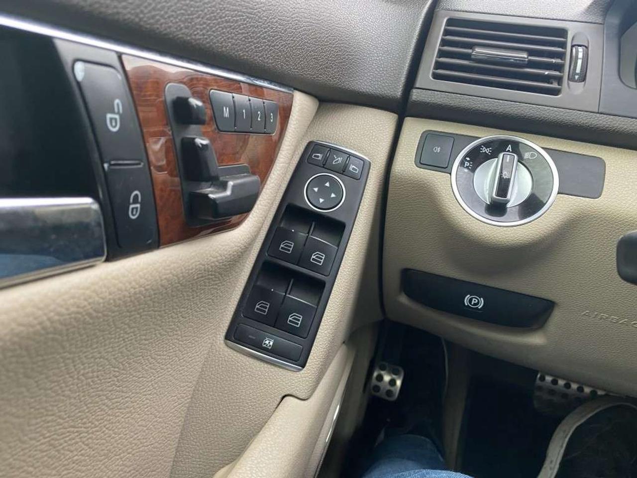 2011 Mercedes-Benz C-Class 4dr Sdn 3.0L 4MATIC Photo