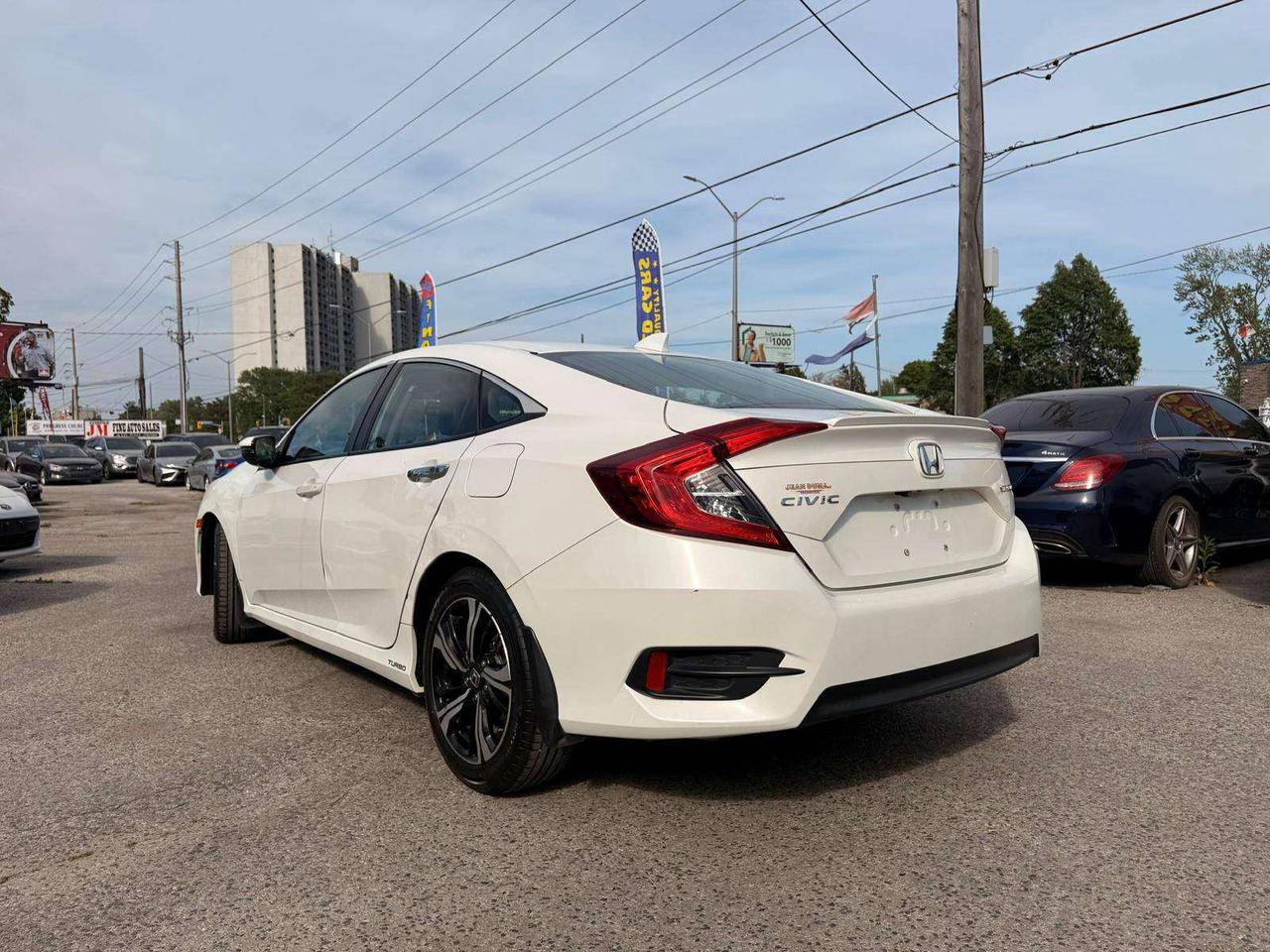 2017 Honda Civic 4dr CVT Touring Photo