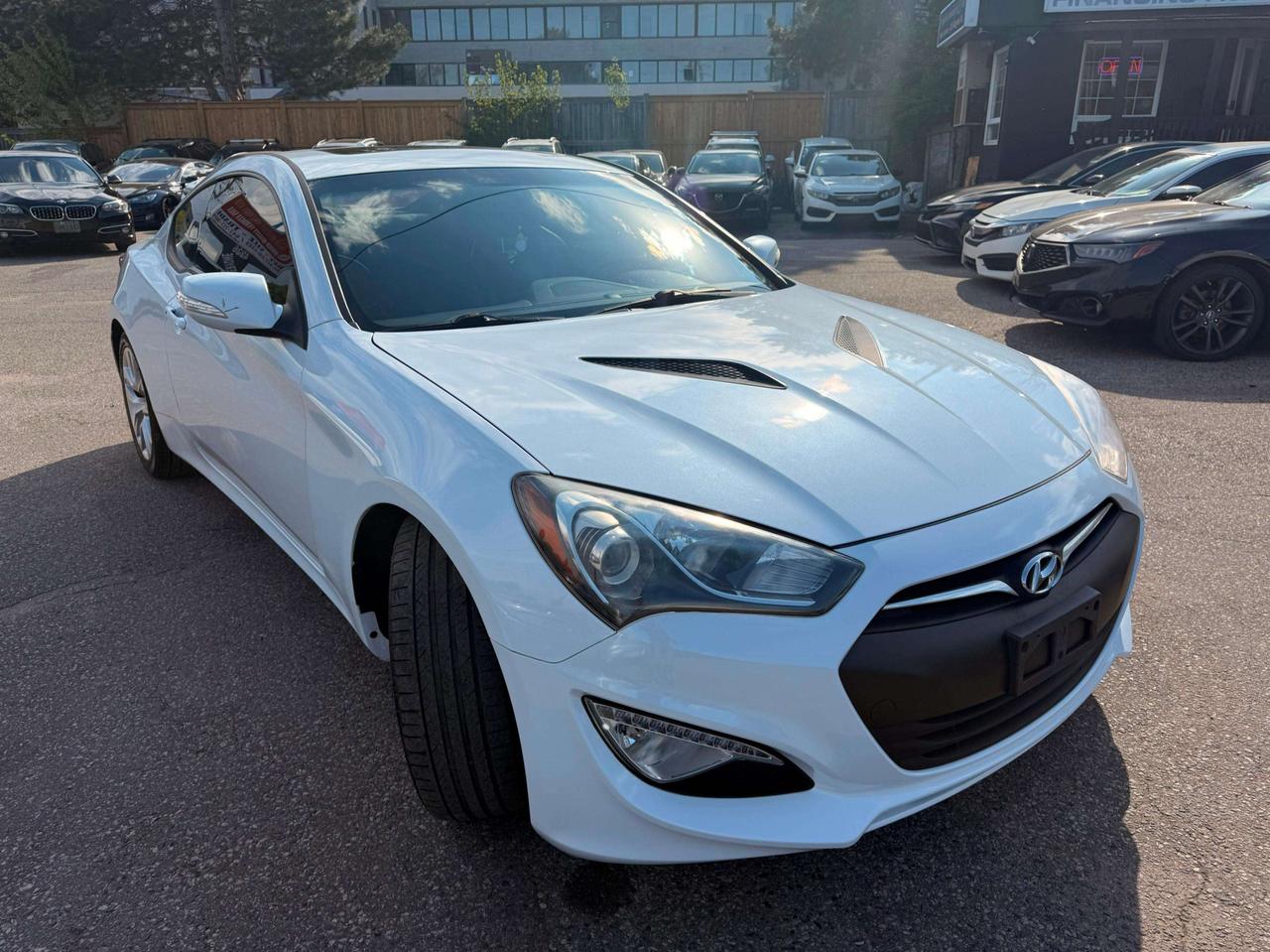 2016 Hyundai Genesis 2dr V6 Man Premium Photo