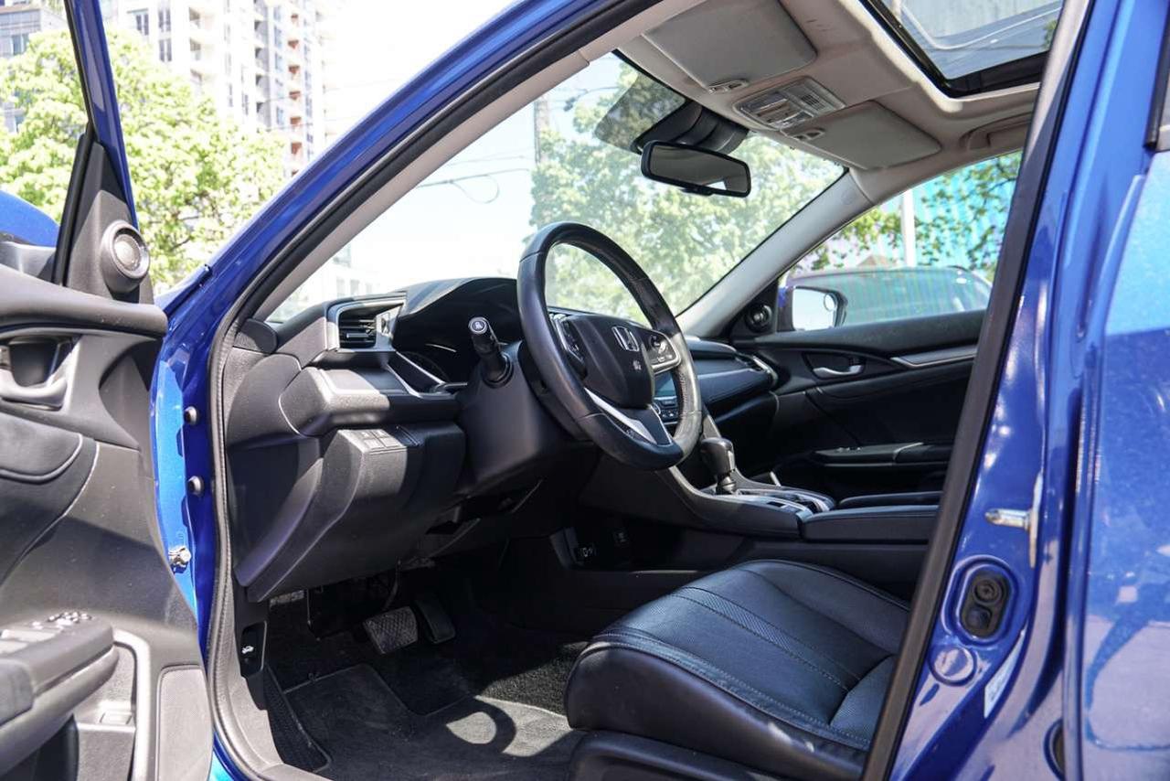 2018 Honda Civic Touring CVT Photo