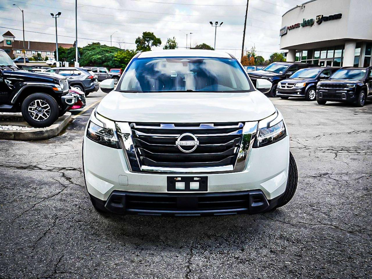 2022 Nissan Pathfinder  Photo3