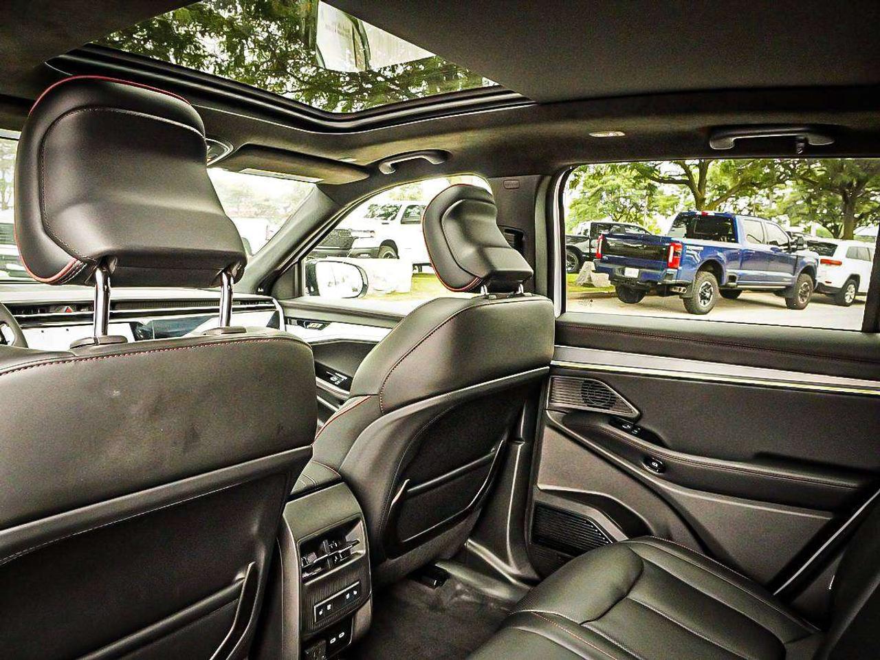 2025 Jeep Wagoneer S  Photo
