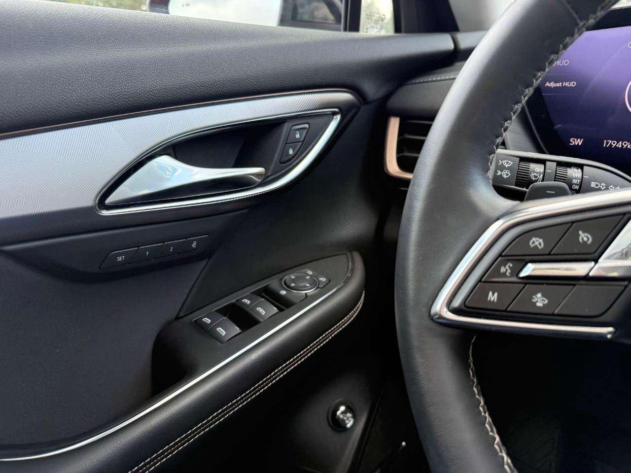 2025 Buick Envision BRAY ORIGINAL. LEASE RETURN. ALL WEATHER MATS. REAR HEATED SEATS. POWER LIFTGATE WITH LOGO PROJECTION. Photo