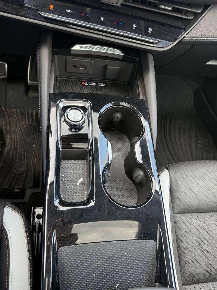 2025 Buick Envision BRAY ORIGINAL. LEASE RETURN. ALL WEATHER MATS. REAR HEATED SEATS. POWER LIFTGATE WITH LOGO PROJECTION. Photo