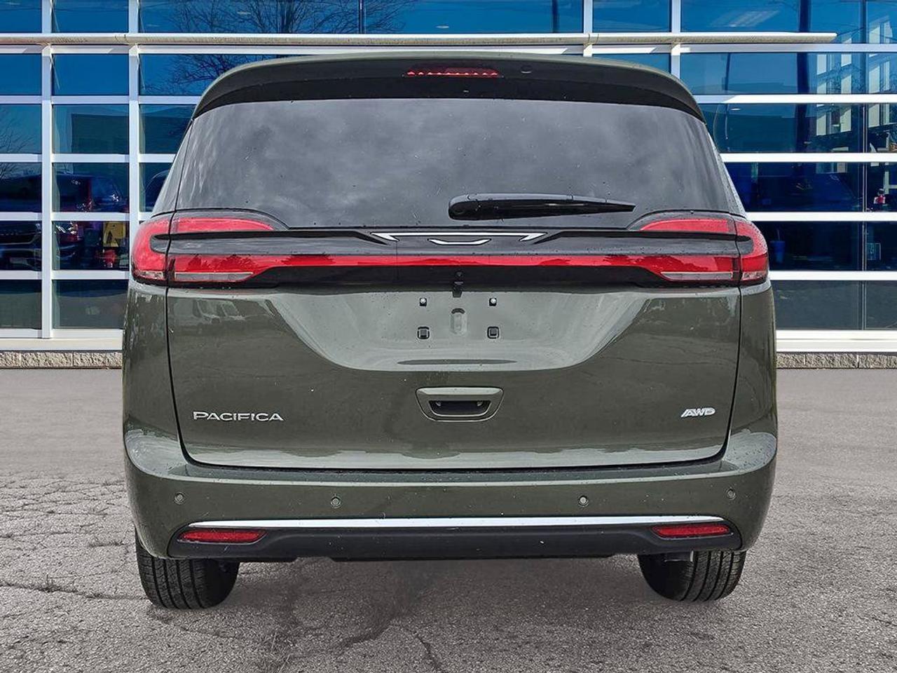 2027 Chrysler Pacifica Select/3.6L V6/AWD/LEATHER SEATS/ Photo3