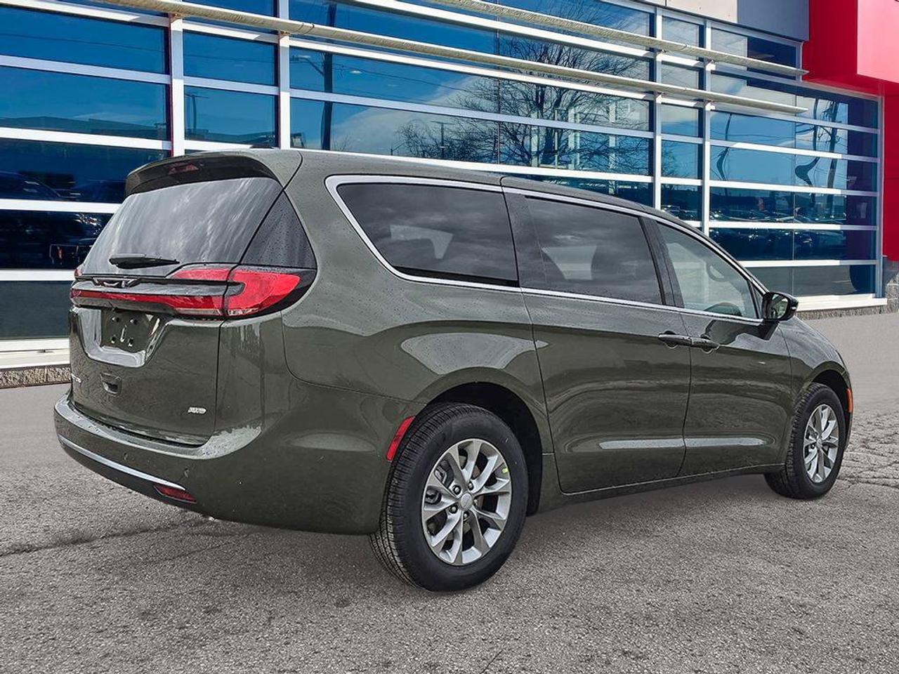 2027 Chrysler Pacifica Select/3.6L V6/AWD/LEATHER SEATS/ Photo